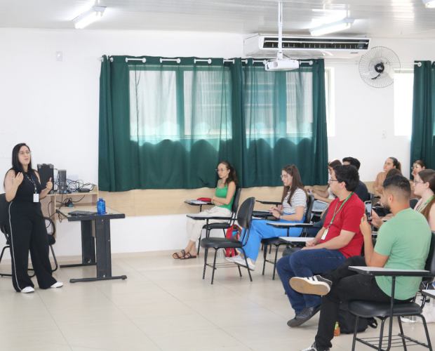 Publicitria do DRI ministra aula para acadmicos de Medicina sobre identidade visual